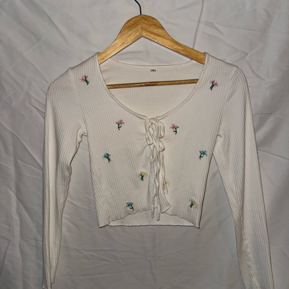Boutique white open crop with small flower stitchings